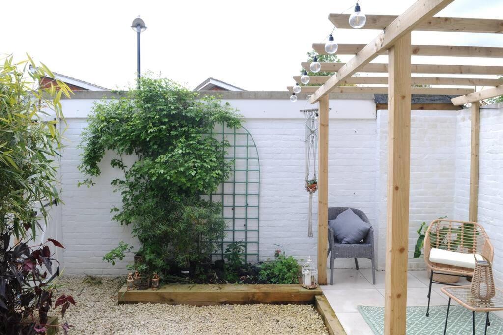 Light Filled Mid- Century 3 Bed Cottage In Dulwich Лондон Екстериор снимка