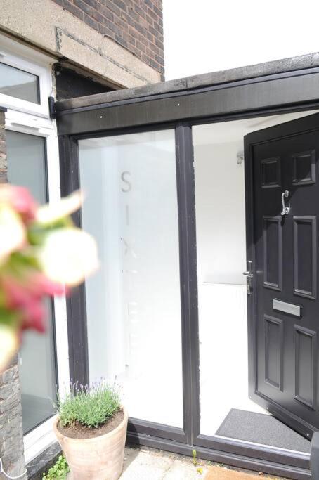 Light Filled Mid- Century 3 Bed Cottage In Dulwich Лондон Екстериор снимка