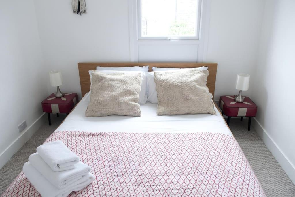 Light Filled Mid- Century 3 Bed Cottage In Dulwich Лондон Екстериор снимка