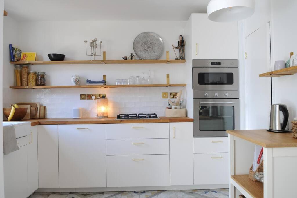 Light Filled Mid- Century 3 Bed Cottage In Dulwich Лондон Екстериор снимка