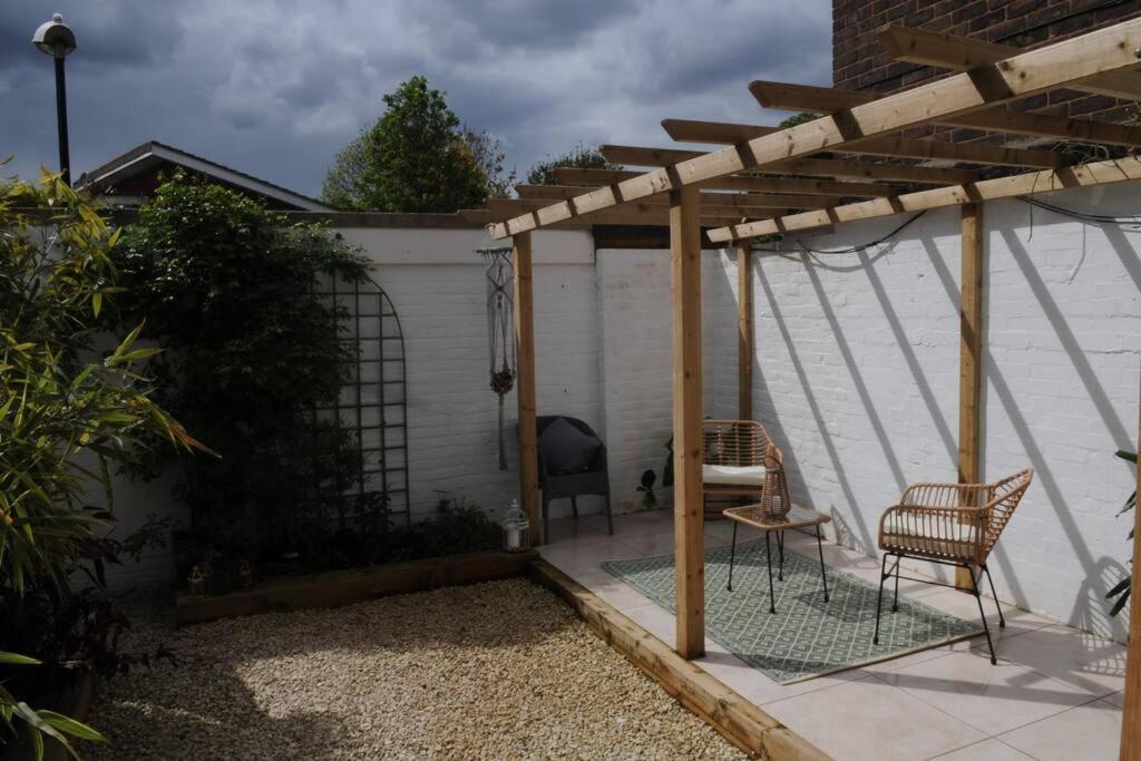 Light Filled Mid- Century 3 Bed Cottage In Dulwich Лондон Екстериор снимка