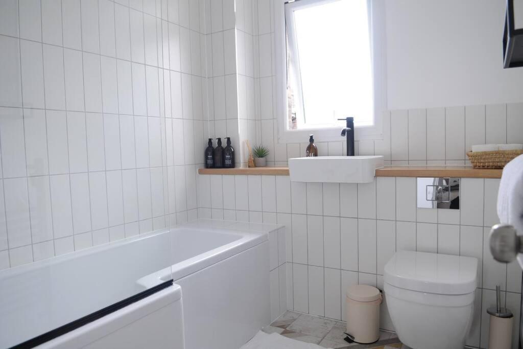 Light Filled Mid- Century 3 Bed Cottage In Dulwich Лондон Екстериор снимка